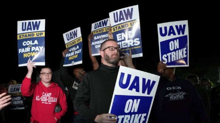 Miles de trabajadores de Ford, GM y Stellantis inician una huelga histórica en EU