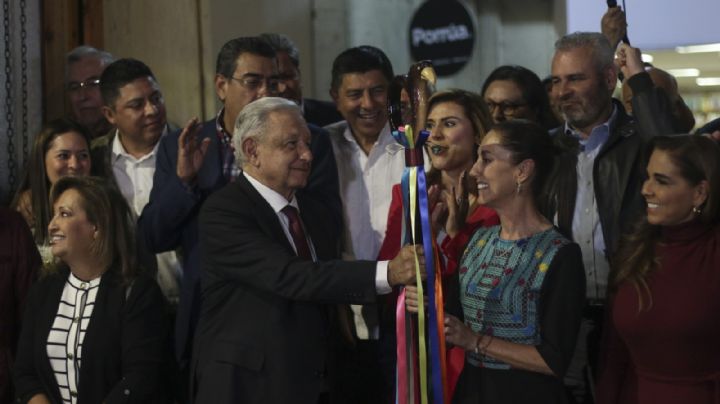 AMLO acata orden del INE de bajar de sus cuentas foto de la entrega del bastón de mando a Sheinbaum