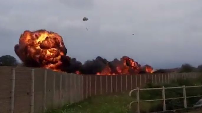 Una niña de 5 años murió al estrellarse un avión durante una exhibición aérea (Video)