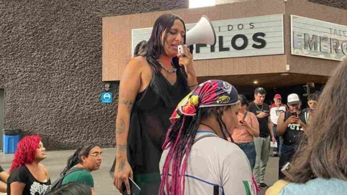 Mujeres trans protestan con mitin y toma simbólica de la Cineteca Nacional