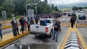 Normalistas de Ayotzinapa toman caseta de la Autopista del Sol y dejan el paso libre