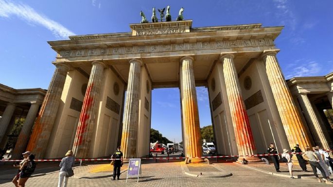 Activistas climáticos vandalizan Puerta de Brandeburgo en Berlín