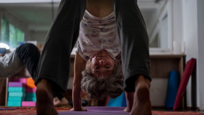 Yoga en un sótano ayuda a ucranianos a lidiar ataques rusos