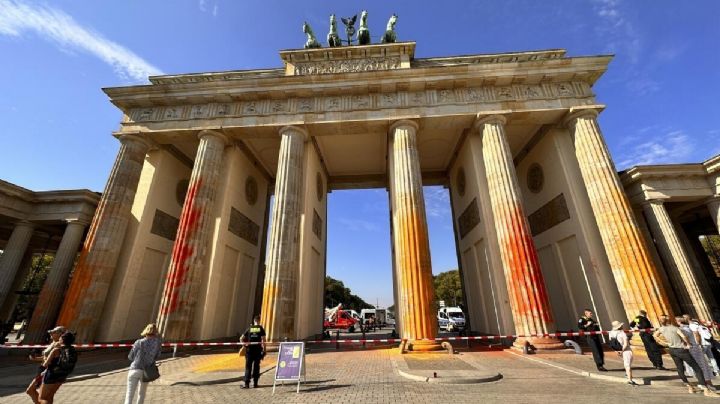 Activistas climáticos vandalizan Puerta de Brandeburgo en Berlín