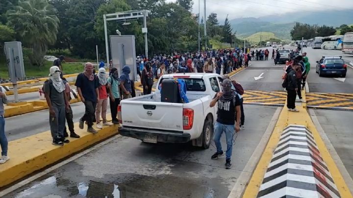 Normalistas de Ayotzinapa toman caseta de la Autopista del Sol y dejan el paso libre
