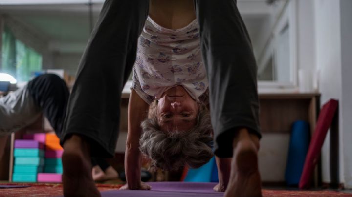 Yoga en un sótano ayuda a ucranianos a lidiar ataques rusos