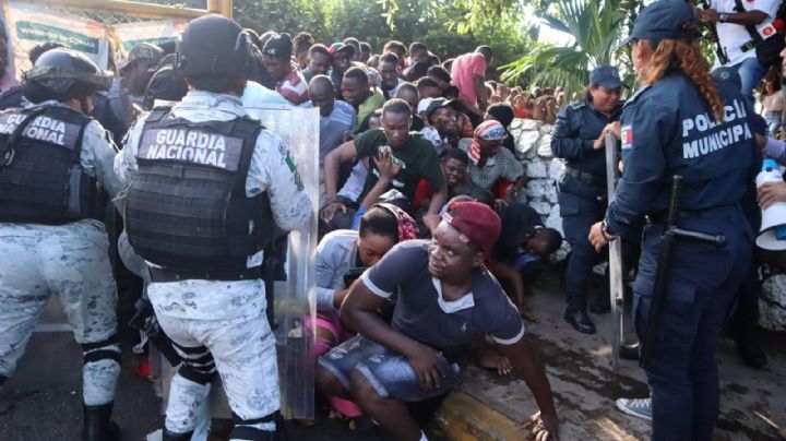 Miles de migrantes irrumpen en oficinas de la Comar en Tapachula