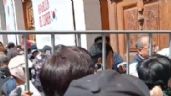 Portazo en el edificio central de la UAEH termina en enfrentamiento (Video)