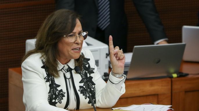 Rocío Nahle alza la mano para participar en el proceso interno de Morena en Veracruz