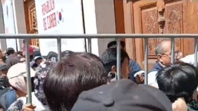 Portazo en el edificio central de la UAEH termina en enfrentamiento (Video)