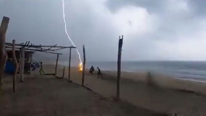 Captan cómo un rayo fulmina a una mujer y un hombre en una playa de Aquila, Michoacán