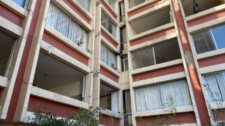 Aferrados a un edificio con “alto riesgo de colapso”