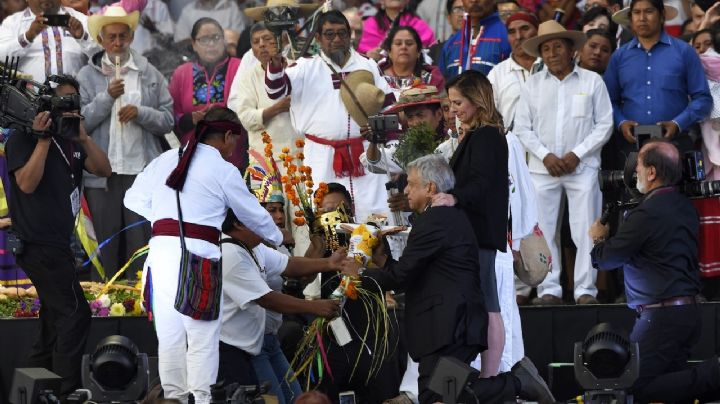 “Es una ofensa”: autoridad indígena reclama a AMLO por entrega del bastón de mando a Sheinbaum