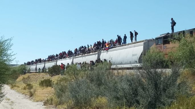 Cientos de migrantes suben a la "Bestia", último tren de Ferromex que pasó por Guanajuato (Video)