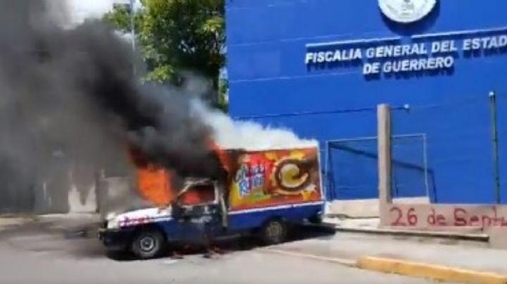 Queman un vehículo frente a la Fiscalía General de Justicia de Guerrero y bloquean Autopista del Sol