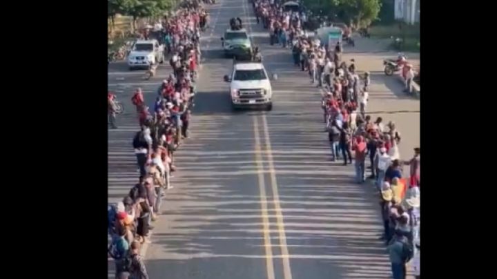 Cártel de Sinaloa desfila entre aplausos de pobladores en Chiapas (Video)