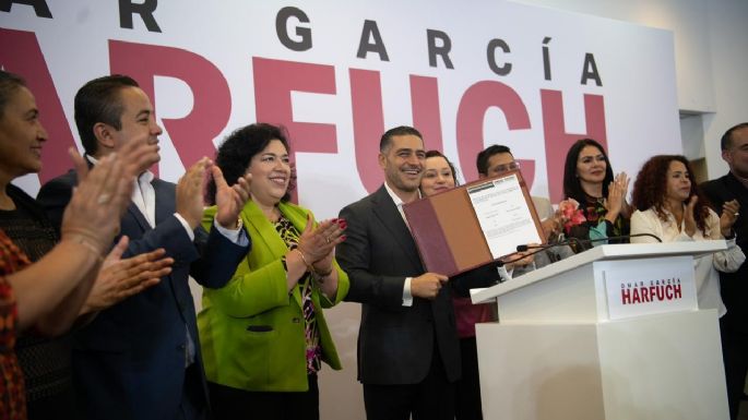 Con escoltas y el respaldo de diputados, García Harfuch se registra por Morena para la CDMX
