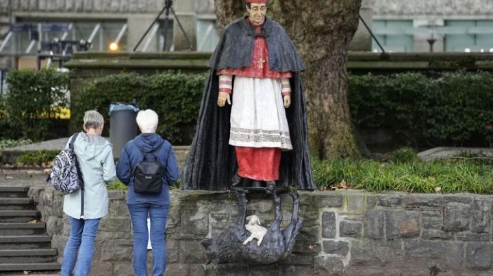 Retiran estatua de cardenal alemán tras acusaciones de abusos sexuales