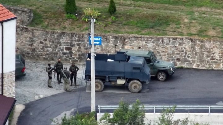 Serbios fuertemente armados se atrincheraron en un monasterio de Kosovo