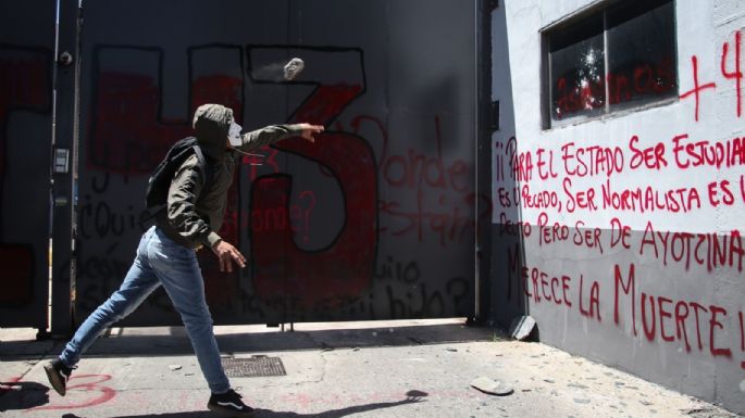Normalistas de Ayotzinapa arrojan explosivos contra el Centro Nacional de Inteligencia (Videos)