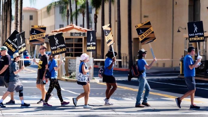 Sindicato de guionistas de Hollywood declara fin de huelga tras aprobar acuerdo con estudios