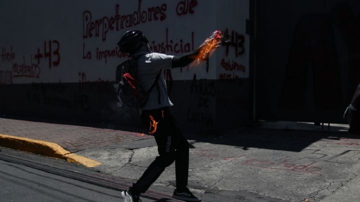 Normalistas de Ayotzinapa arrojan explosivos contra el Centro Nacional de Inteligencia (Videos)