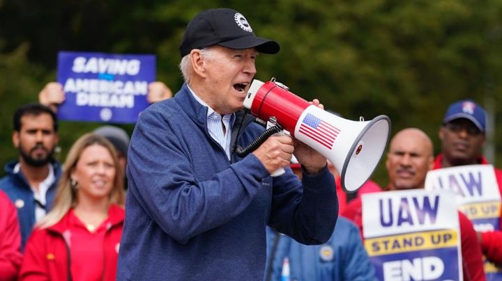 Biden se suma a manifestación de trabajadores automotrices en huelga