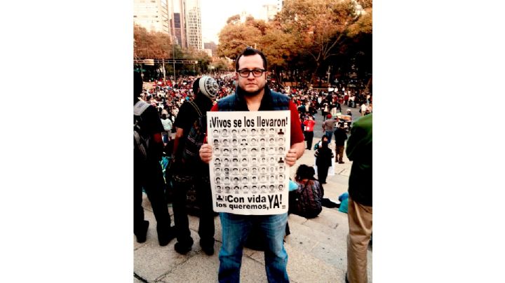 José Ramón López Beltrán publica foto donde porta cartel sobre Ayotzinapa; este fue su mensaje