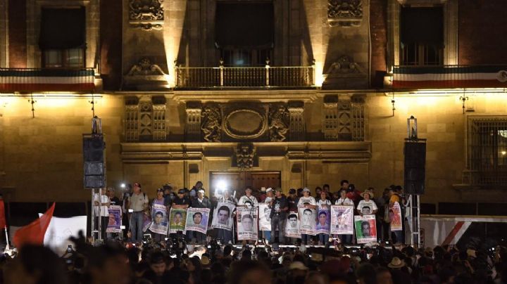 "Por el amor a nuestros hijos, seguimos de pie”: padres de los 43 de Ayotzinapa al concluir marcha