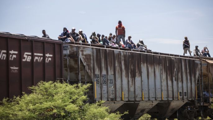 Mueren arrollados dos migrantes que intentaron subir a un tren en movimiento en Coahuila