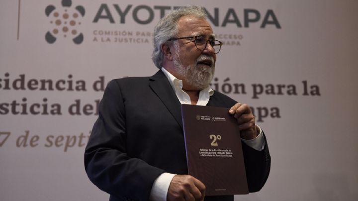 Encinas presenta informe de Ayotzinapa e implica a García Harfuch en la "verdad histórica"