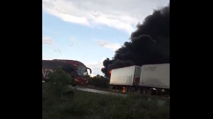 Queman camiones y bloquean carretera de NL tras enfrentamiento (Videos)