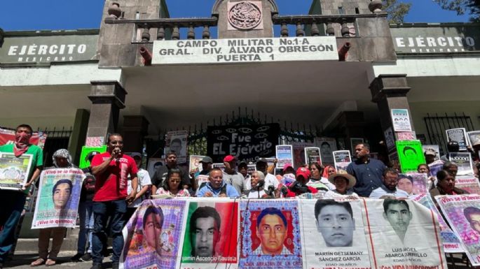 Padres de los normalistas de Ayotzinapa levantan plantón tras informe que vincula a Peña con la Verdad Histórica