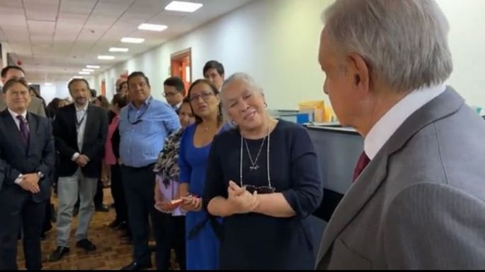 AMLO visitó a personal de la Consejería Jurídica de la Presidencia