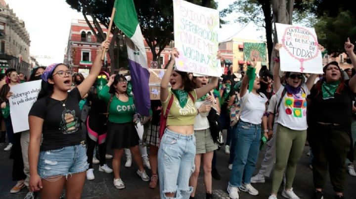 Feministas exigen al Congreso de Puebla descongelar iniciativa sobre el aborto legal