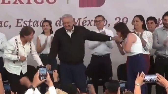 Alcaldesa de Tecámac besa la mano de AMLO en acto público (Video)