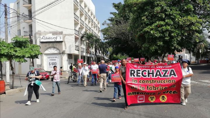 Con marcha exigen a Semarnat negar autorización para instalar una planta de amoniaco en Colima