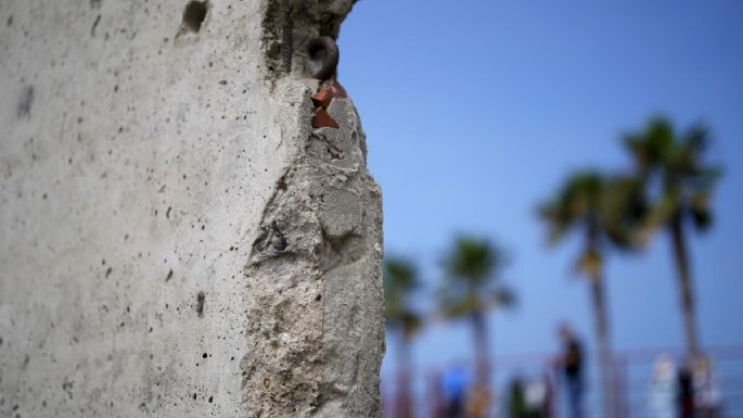 México coloca pedazos del muro de Berlín cerca de la frontera con EU