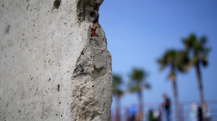 México coloca pedazos del muro de Berlín cerca de la frontera con EU