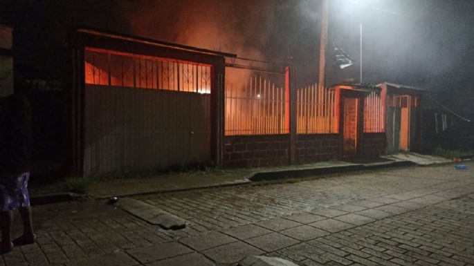 Una turba quema casas y retiene a autoridades municipales de Altamirano, Chiapas (Video)