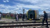 Autobús con pasajeros intentó ganar el paso al tren y terminó arrollado; hay tres muertos