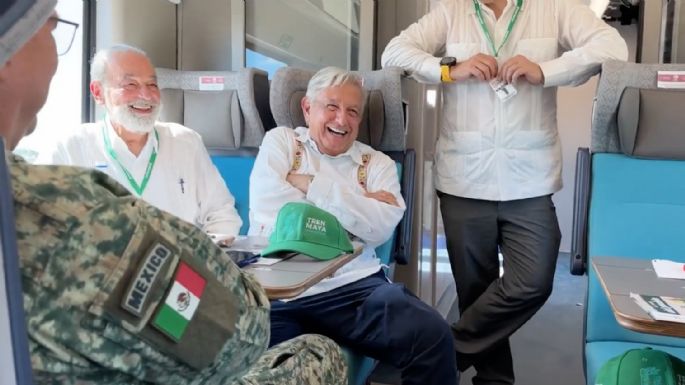 AMLO difunde video de su recorrido a bordo del Tren Maya; lo acompaña Carlos Slim