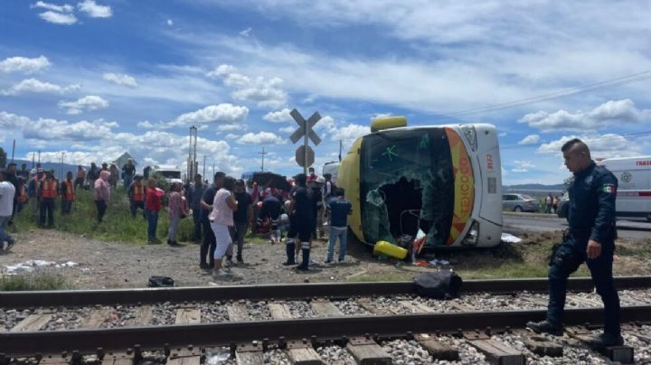 Autobús con pasajeros intentó ganar el paso al tren y terminó arrollado; hay tres muertos
