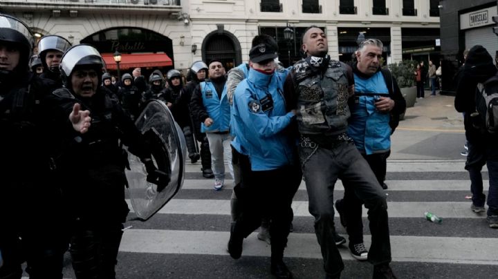 Manifestantes condenan homenaje a víctimas de grupos izquierdistas de Argentina de la década de 1970