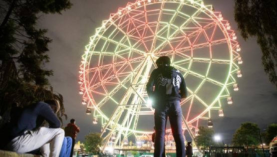 Falla en el Parque Aztlán deja suspendidos a usuarios de la rueda de la fortuna (Video)