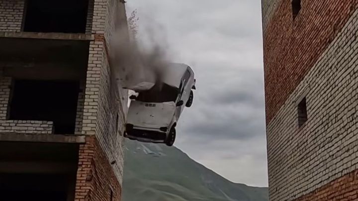Video: En su auto, hombre cae al vacío al intentar saltar de un edificio a otro