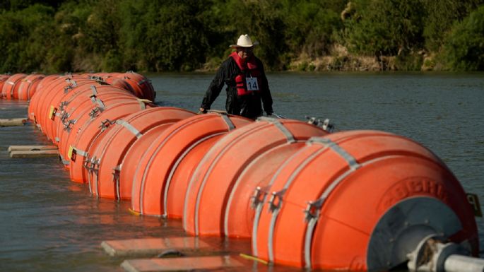 Barrera flotante entre Texas y México puede quedarse por ahora, falla juez