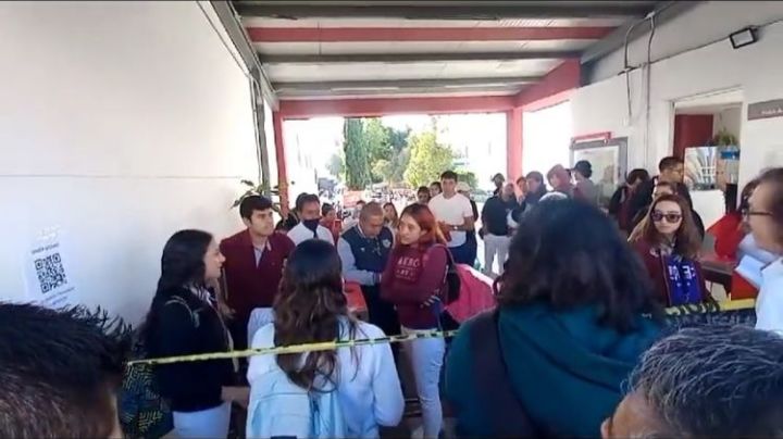 Estudiantes bloquean entrada de UPAEP en protesta por la inseguridad