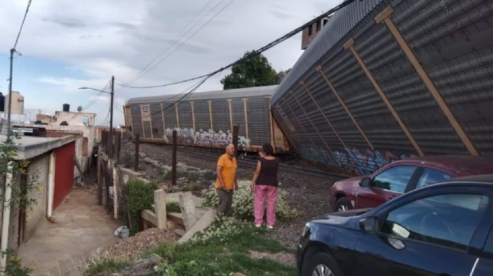 Tren de Ferromex se descarrila y daña vehículos, viviendas y una escuela