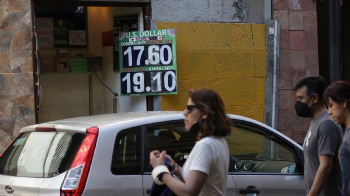 El peso suma seis jornadas consecutivas a la baja; el dólar se vende en 17.85 pesos